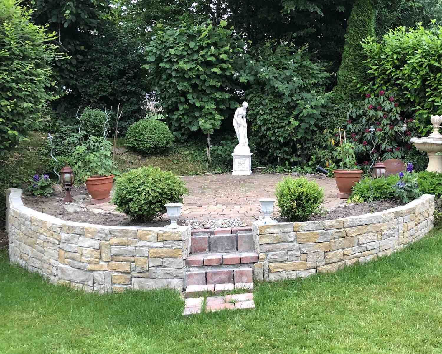 Hamburg: Steinfigur BADENDE, Carrara-Marmor-Guss als zentrales Element einem neu angelegten Hochgartenbeet.  Hamburg: Steinfigur BADENDE, Carrara-Marmor-Guss als zentrales Element einem neu angelegten Hochgartenbeet.