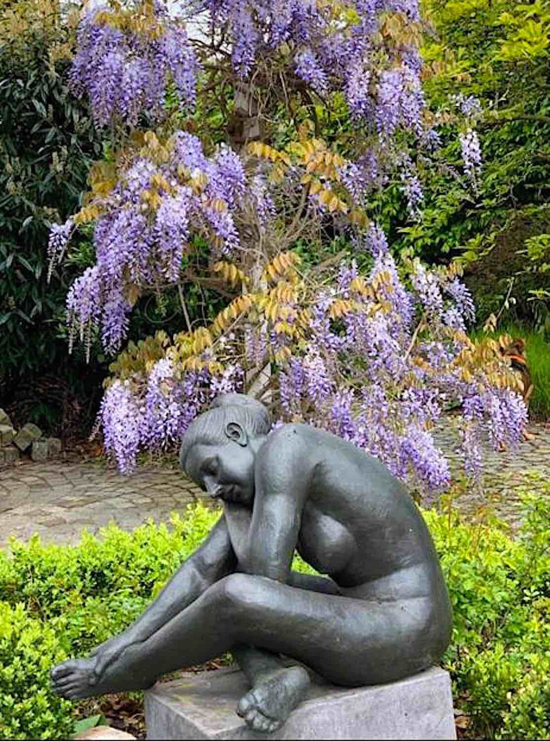 Hannover: Bronzefigur EMILLIA auf Podest CARBONATO 406040  Hannover: Bronzefigur EMILLIA auf Podest CARBONATO 406040