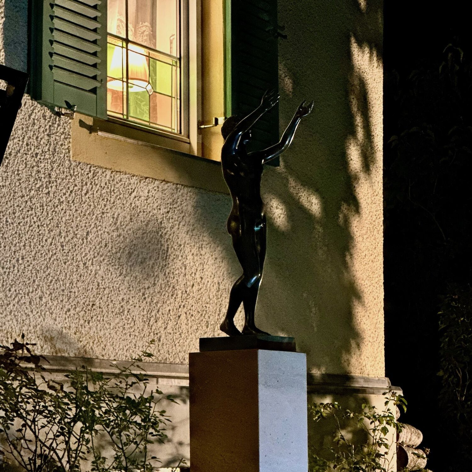 München: Bronzefigur BETENDER KNABE auf Sandsteinpodest