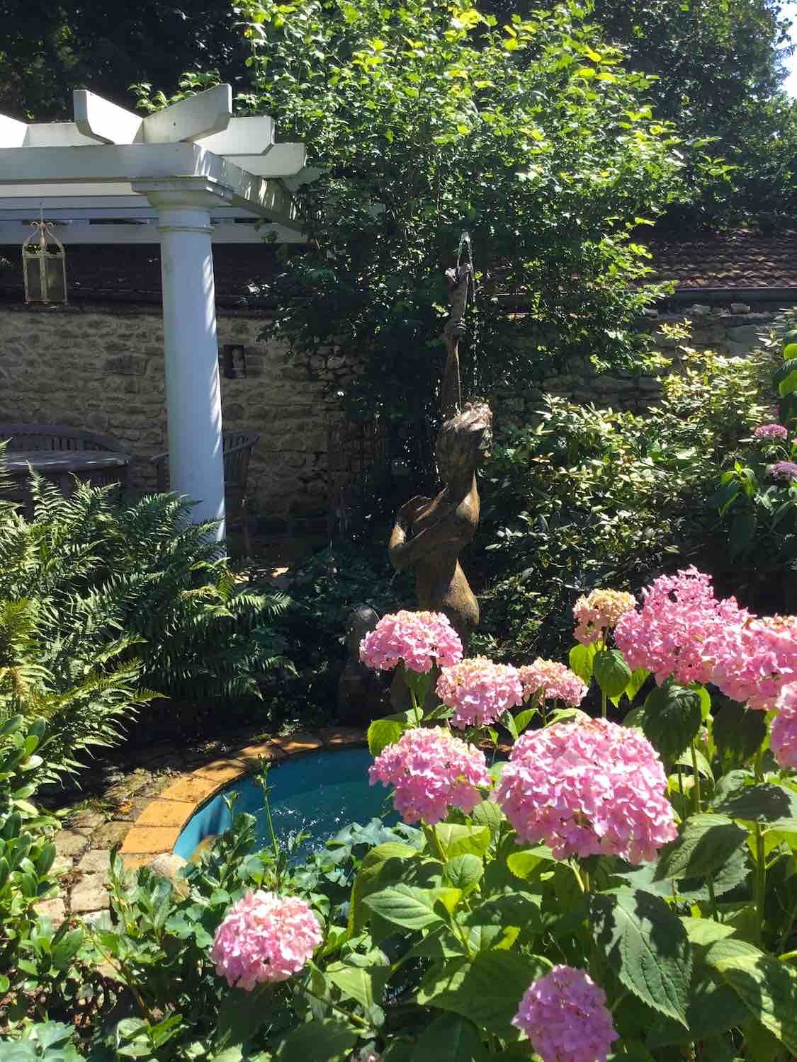 bei Alzey: Bronzewasserspeier AURORA neu in einem vorhandenen Wasserbecken. bei Alzey: Bronzewasserspeier AURORA neu in einem vorhandenen Wasserbecken.