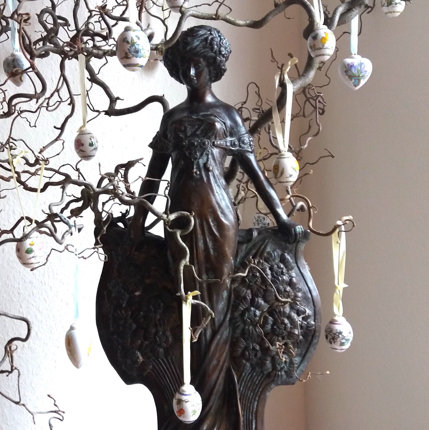 Potsdam: Bronzevase ROSENDAME innen zu Ostern Potsdam: Bronzevase ROSENDAME innen zu Ostern