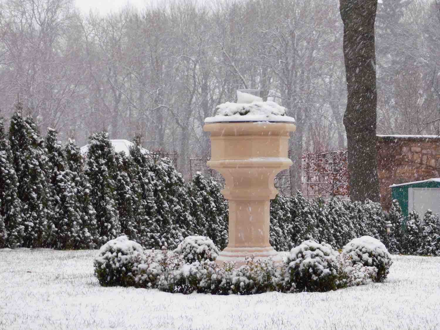 Gotha. Steinbrunnen ST. DENIS, umgeben von einem Buchskarree. Auch im Winter ein Blickfang als Skulptur. Gotha. Steinbrunnen ST. DENIS, umgeben von einem Buchskarree. Auch im Winter ein Blickfang als Skulptur.