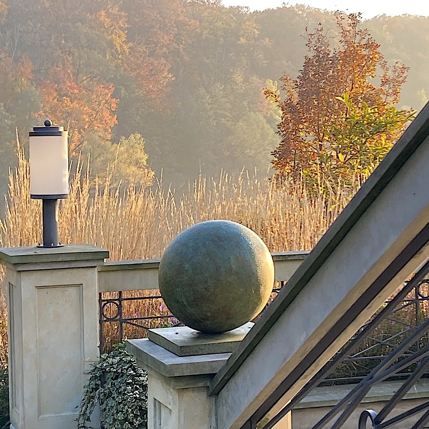 Potsdam: Bronzeobjekt KUGEL ø35 cm als Finial auf Pfeiler