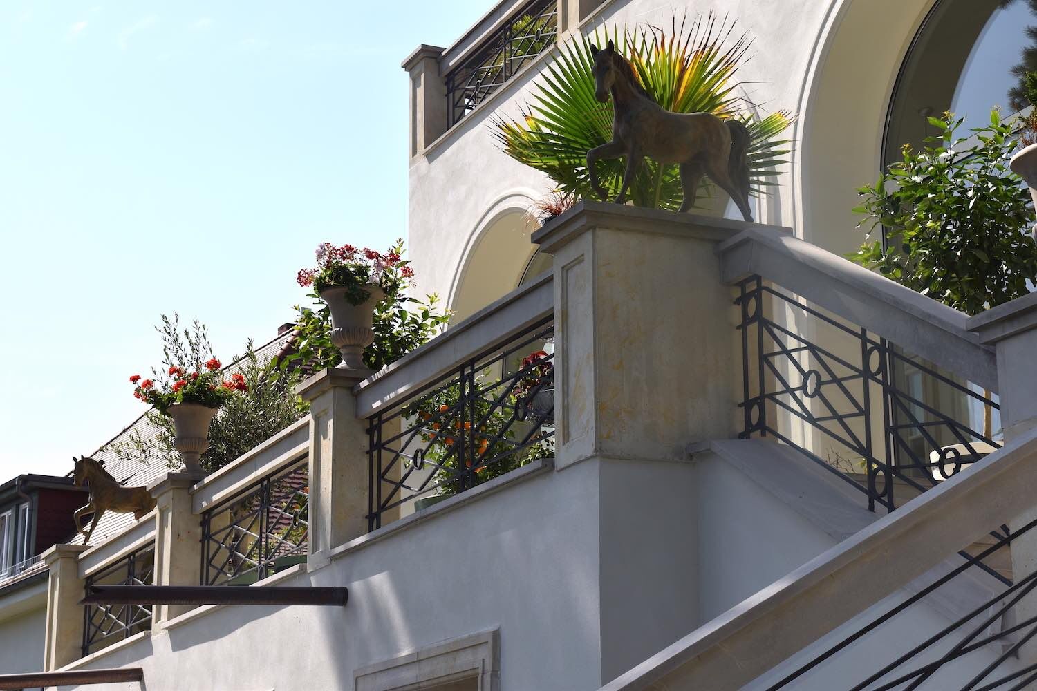 Potsdam: Bronzefigur Pferd CADENZA-II, auf zwei Terrassenpfeilern   Potsdam: Bronzefigur Pferd CADENZA-II, auf zwei Terrassenpfeilern