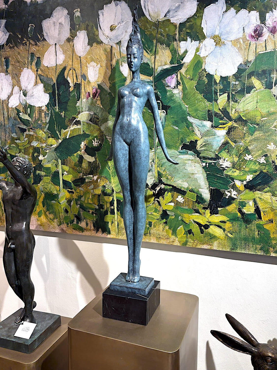 Bronzefigur VALERIE grün auf Steinsockel, 99 cm