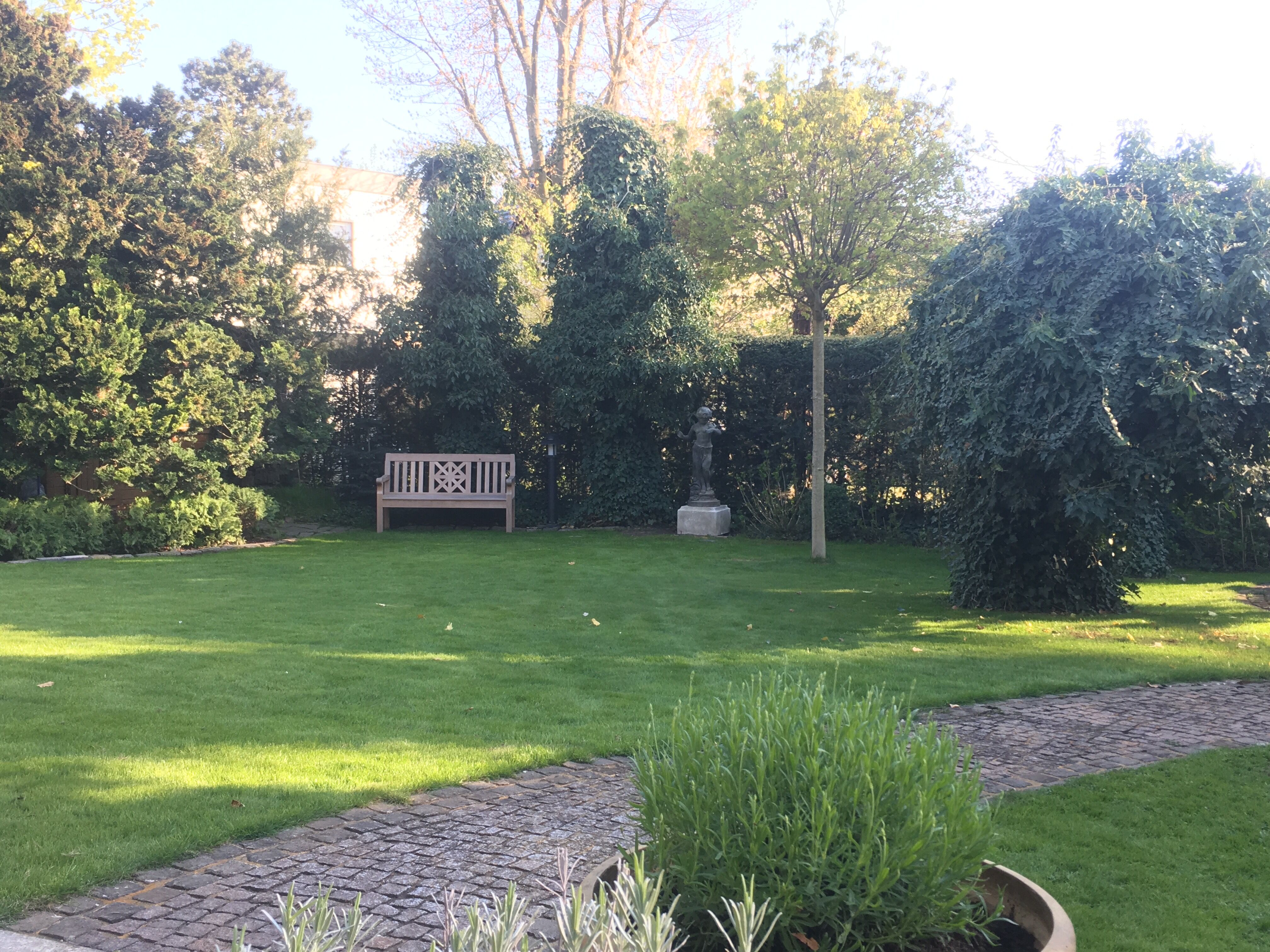 Berlin-Gatow: die Gusseisenfigur FLORA als Blickfang auf dem Podest VICENZA (massiver Kalkstein) Berlin-Gatow: die Gusseisenfigur FLORA als Blickfang auf dem Podest VICENZA (massiver Kalkstein)