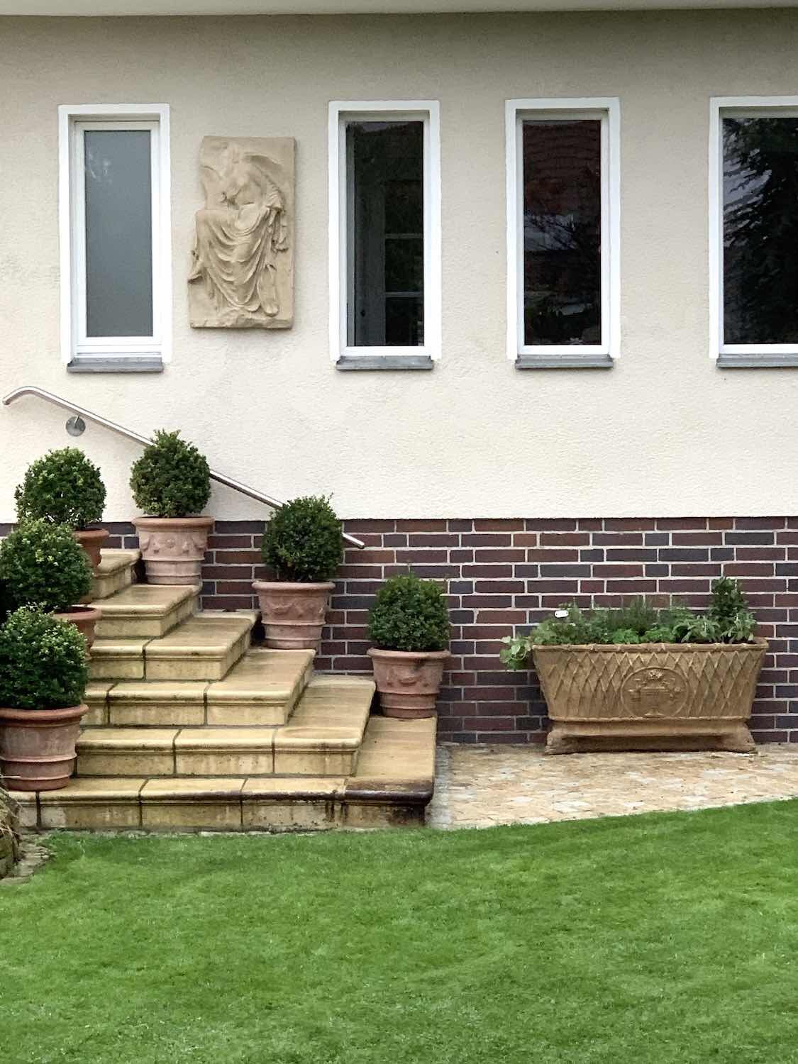 Falkensee b. Berlin: Pflanzgefäß BLUMENWANNE, genutzt als Kräuter-Hochbeet  Falkensee b. Berlin: Pflanzgefäß BLUMENWANNE, genutzt als Kräuter-Hochbeet