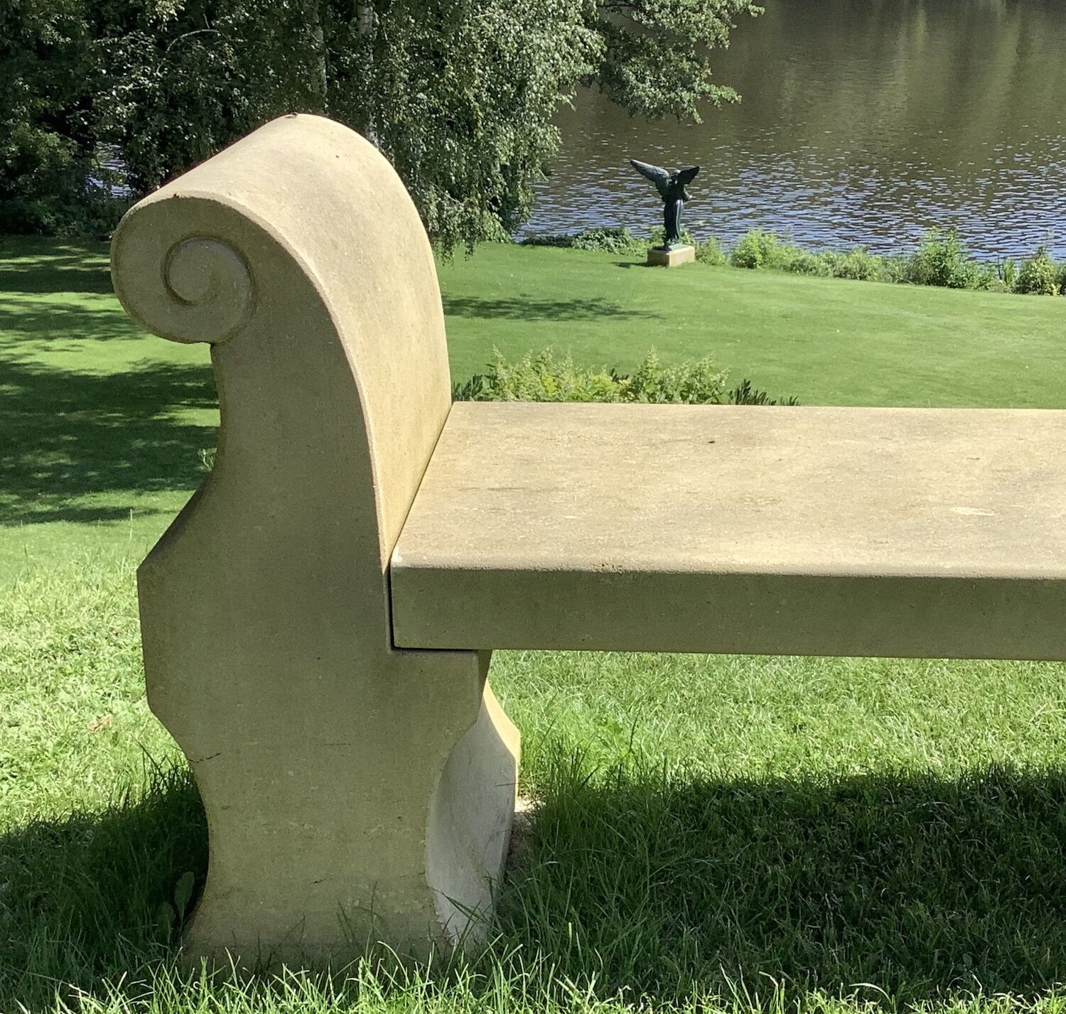 Potsdam: Bank PALLADIO aus massivem VICENZA-Kalkstein, am Ufer im Hintergrund die Bronzefigur ANGEL OF THE WATERS  Potsdam: Bank PALLADIO aus massivem VICENZA-Kalkstein, am Ufer im Hintergrund die Bronzefigur ANGEL OF THE WATERS