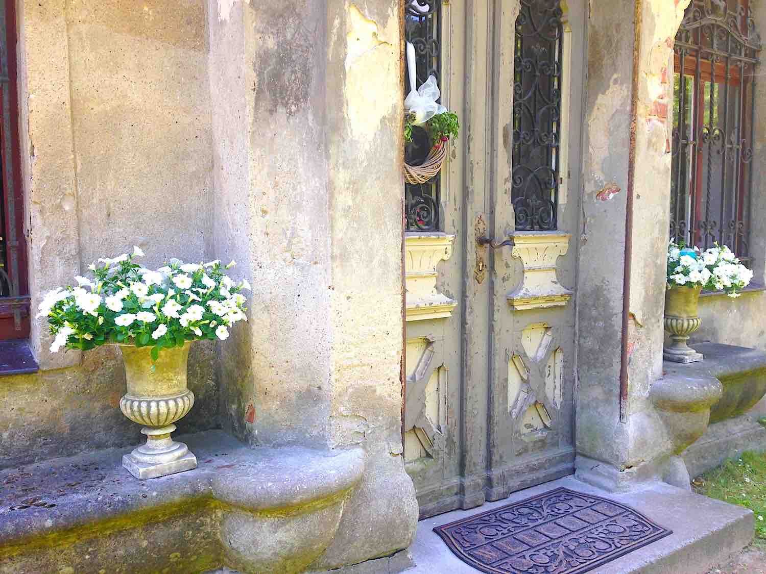 Schloss Rogäsen, Potsdam-Mittelmark: Diverse Steinvasen in verwunschener Umgebung. Schloss Rogäsen, Potsdam-Mittelmark: Diverse Steinvasen in verwunschener Umgebung.