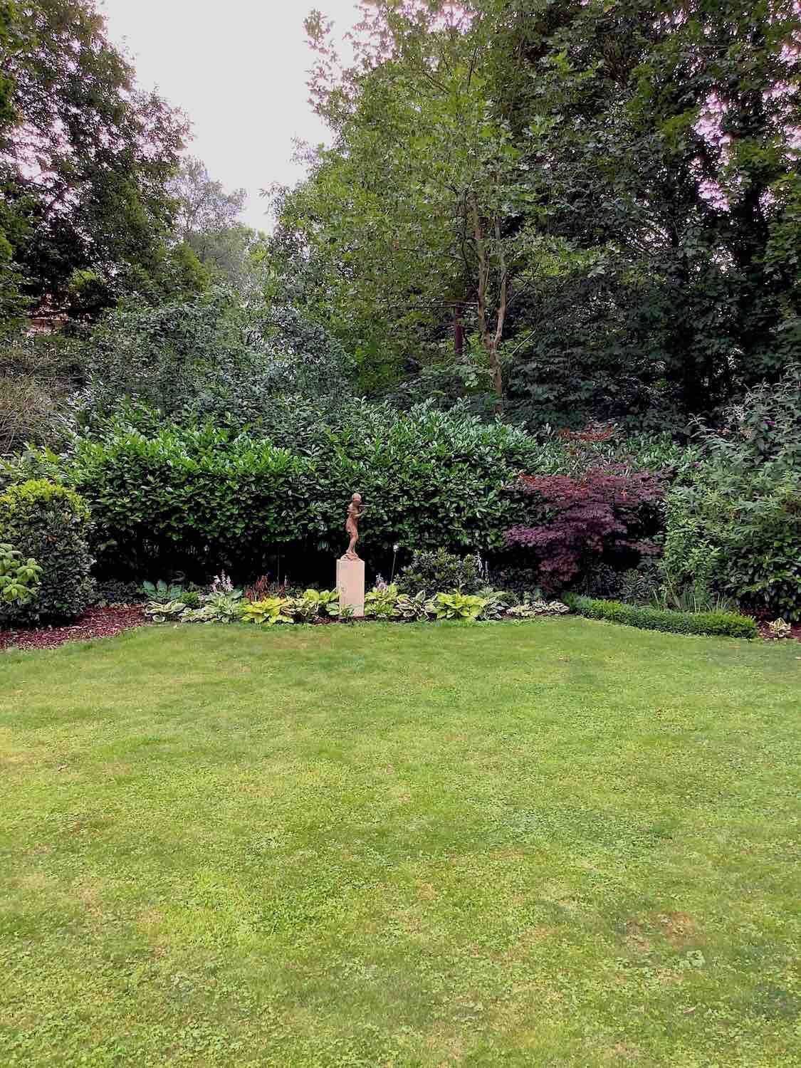 Potsdam: Bronzefigur EPONA klein, auf Kalkstein-Podest VICENZA  Potsdam: Bronzefigur EPONA klein, auf Kalkstein-Podest VICENZA