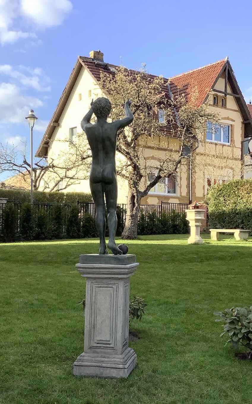 bei Berlin: BETENDER KNABE auf Steinpodest ATLAS-82-40-40  bei Berlin: BETENDER KNABE auf Steinpodest ATLAS-82-40-40