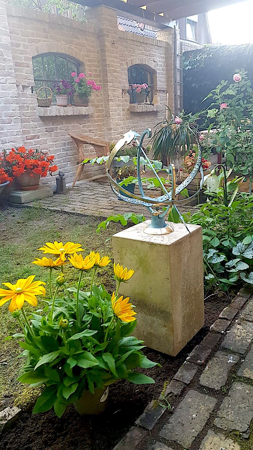 bei Berlin: Bronzesonnenuhr KOPERNIKUS