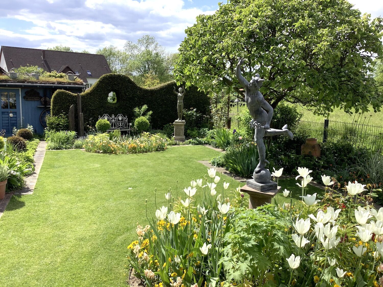 Lemgo: BETENDER KNABE in vielschichtig gestaltetem, kleinen Garten, vorn ein Hermes aus  Lemgo: BETENDER KNABE in vielschichtig gestaltetem, kleinen Garten, vorn ein Hermes aus