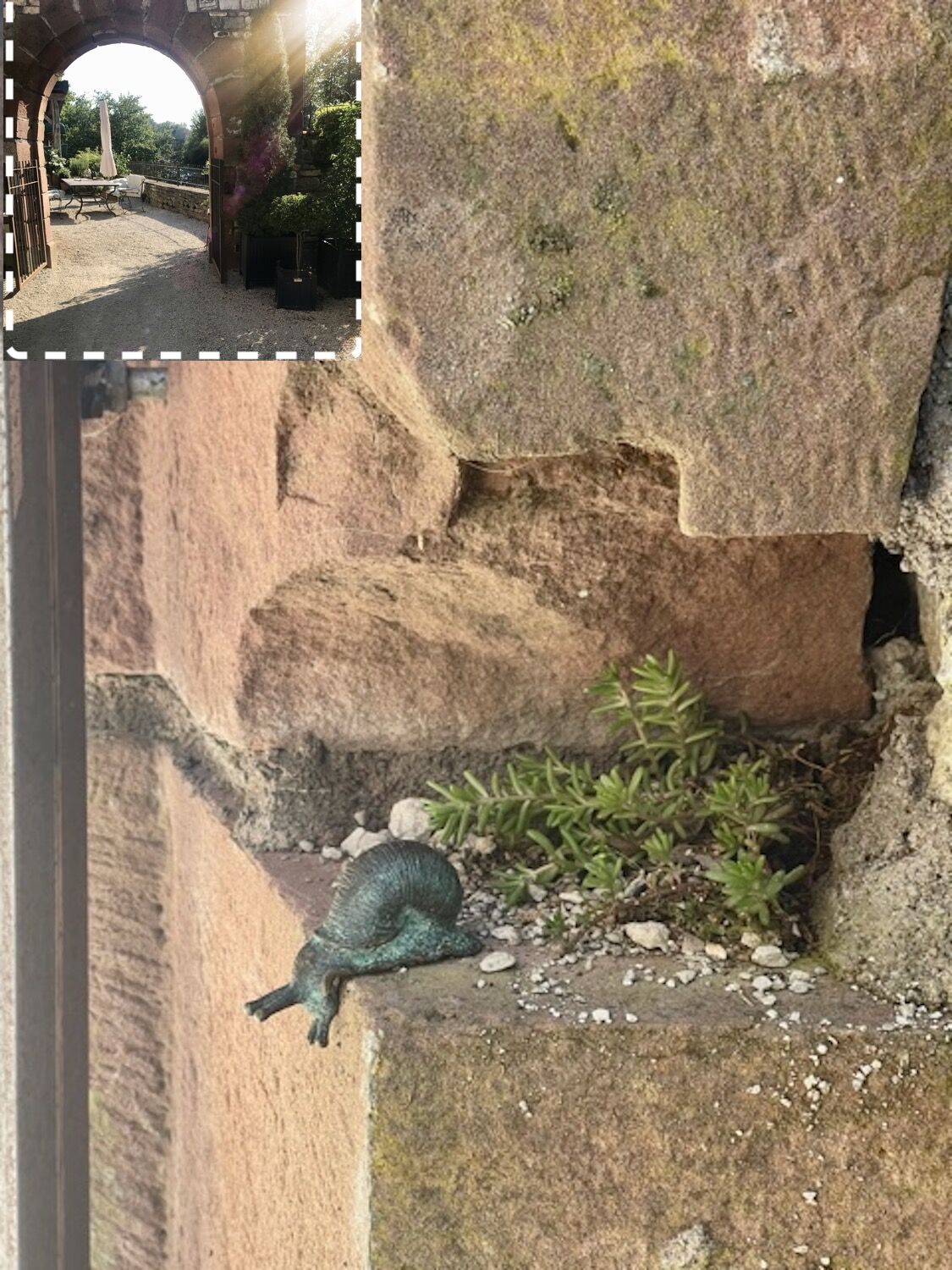 Ostfrankreich am Fluss Ognon: Kantenläufer Bronzeschnecke SCHNECK in der Nische eines Torbogens zu einem Landhaus Ostfrankreich am Fluss Ognon: Kantenläufer Bronzeschnecke SCHNECK in der Nische eines Torbogens zu einem Landhaus