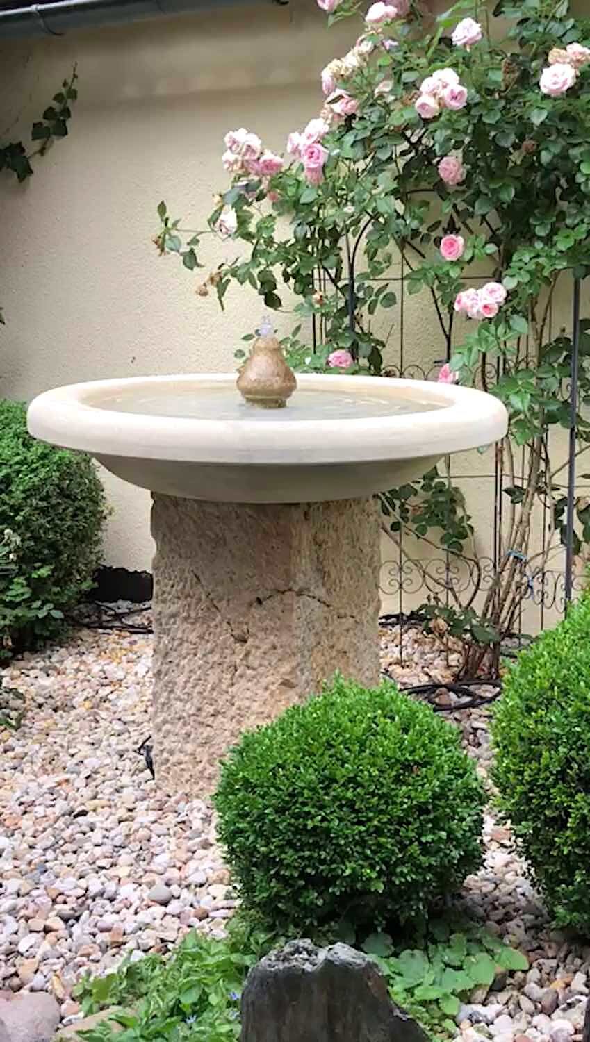 Falkensee bei Berlin: Großes Steinbecken als Brunnenschale für vorhandenes Podest, Kalkstein aus Vicenza, maßgeschneiderte Steinmetzarbeit Falkensee bei Berlin: Großes Steinbecken als Brunnenschale für vorhandenes Podest, Kalkstein aus Vicenza, maßgeschneiderte Steinmetzarbeit