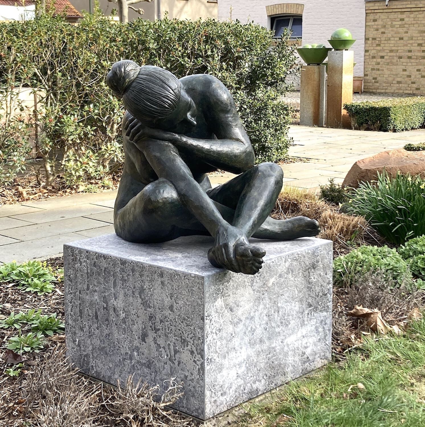 Schwielowsee: Bronzefigur EMILIA auf Steinpodest ARDESIA 60 60 40