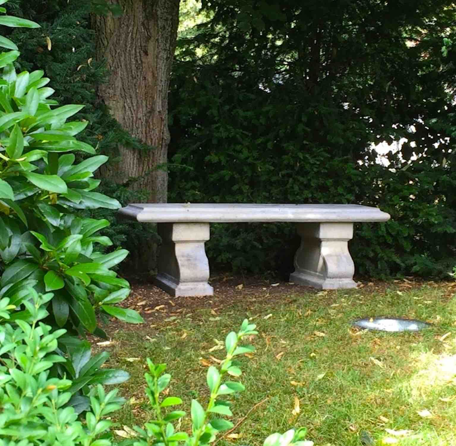 München: Steinbank ALPHONSE, patinierter Quarzsteinguss, am Ende eines großen Stadtgartens. München: Steinbank ALPHONSE, patinierter Quarzsteinguss, am Ende eines großen Stadtgartens.