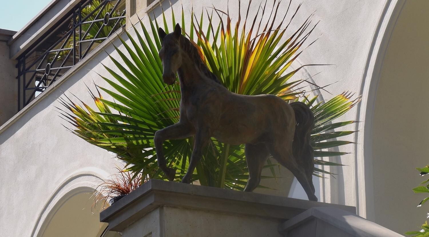 Potsdam: Bronzefigur Pferd CADENZA-II, auf zwei Terrassenpfeilern  