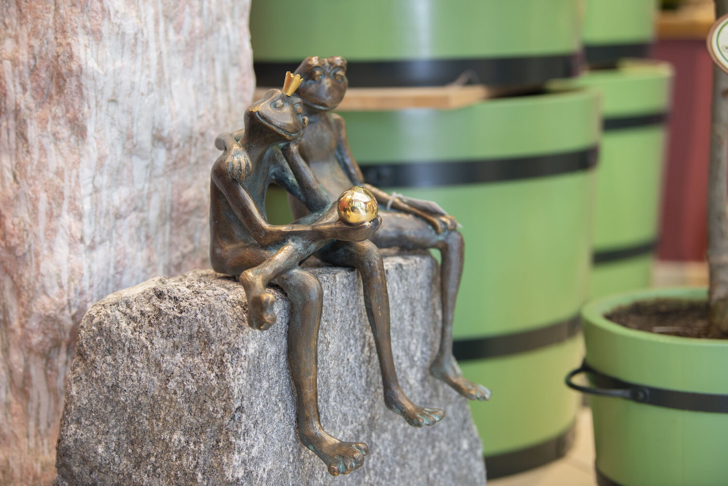 Bronzewasserspeier Froschkönigpaar ALBERT und WILBERT mit Findling