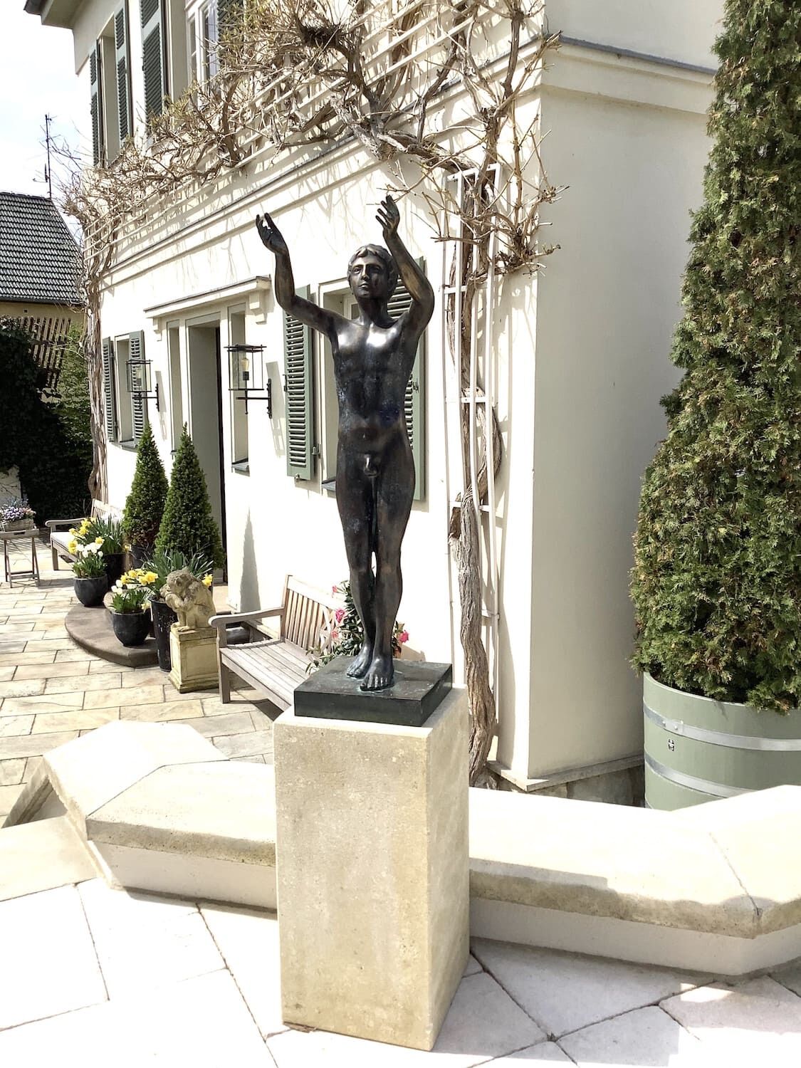 Potsdam, Schwielowsee: Bronzefigur BETENDER KNABE 73 cm auf Steinpodest VICENZA 50x25x25 cm