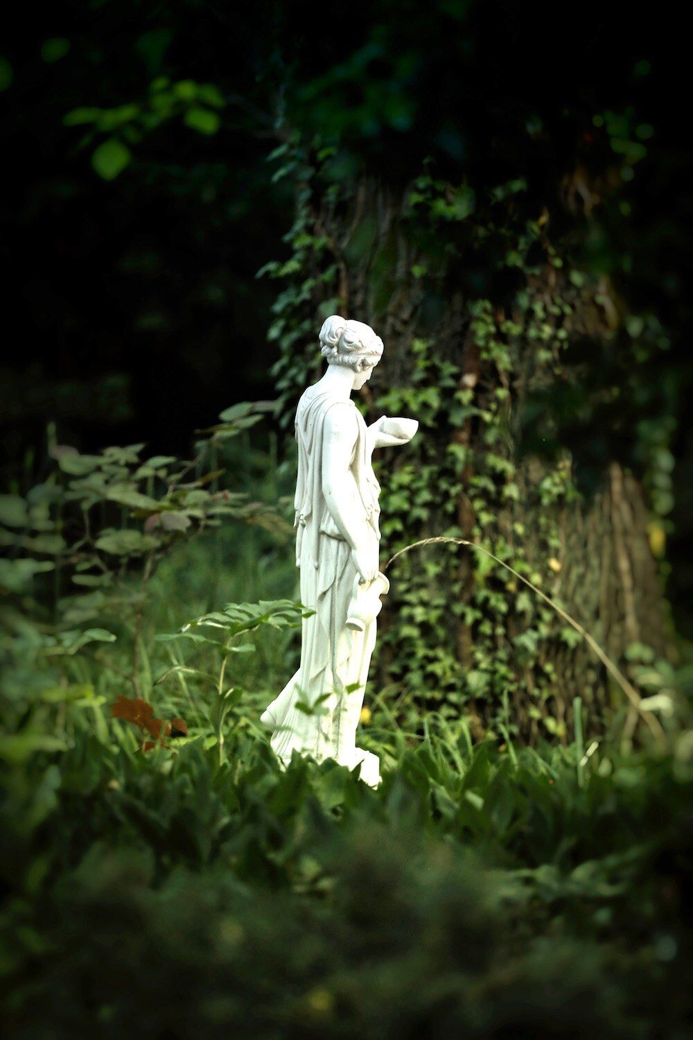 Potsdam: Steinfigur HEBE auf Podest ALDO. Potsdam: Steinfigur HEBE auf Podest ALDO.