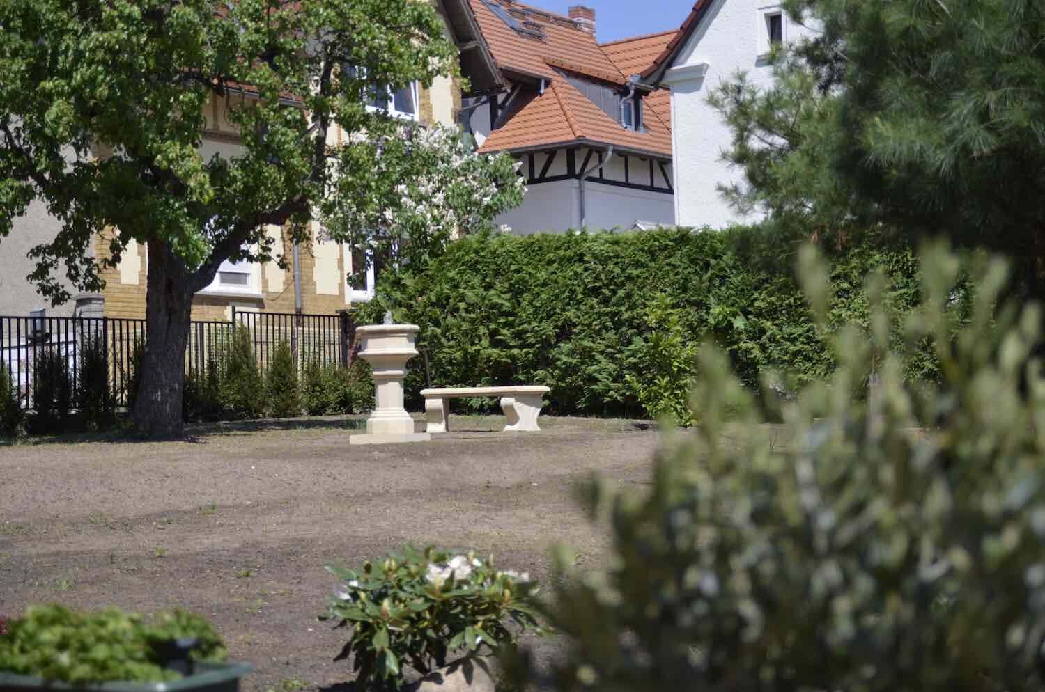 Caputh: Neu angelegter Garten, mit Steinbrunnen ST. DENIS und Bank LYRA, Sandsteinguss. Caputh: Neu angelegter Garten, mit Steinbrunnen ST. DENIS und Bank LYRA, Sandsteinguss.