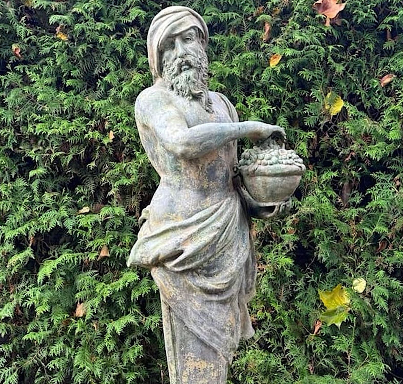 Grimmen: Bronzefigur 4 JZ Herbst ADELPHOS auf Steinpodest VICENZA 30x44x44 cm