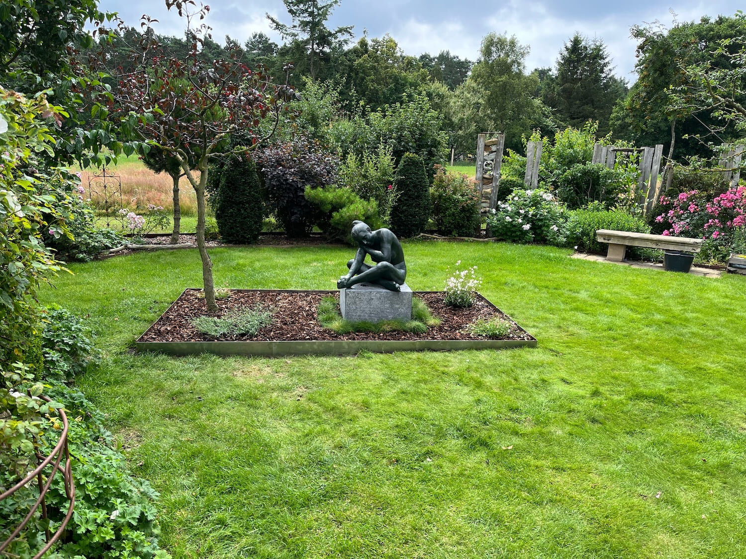 Ostseebad Prerow: Bronzeplastik EMILIA auf Steinpodest