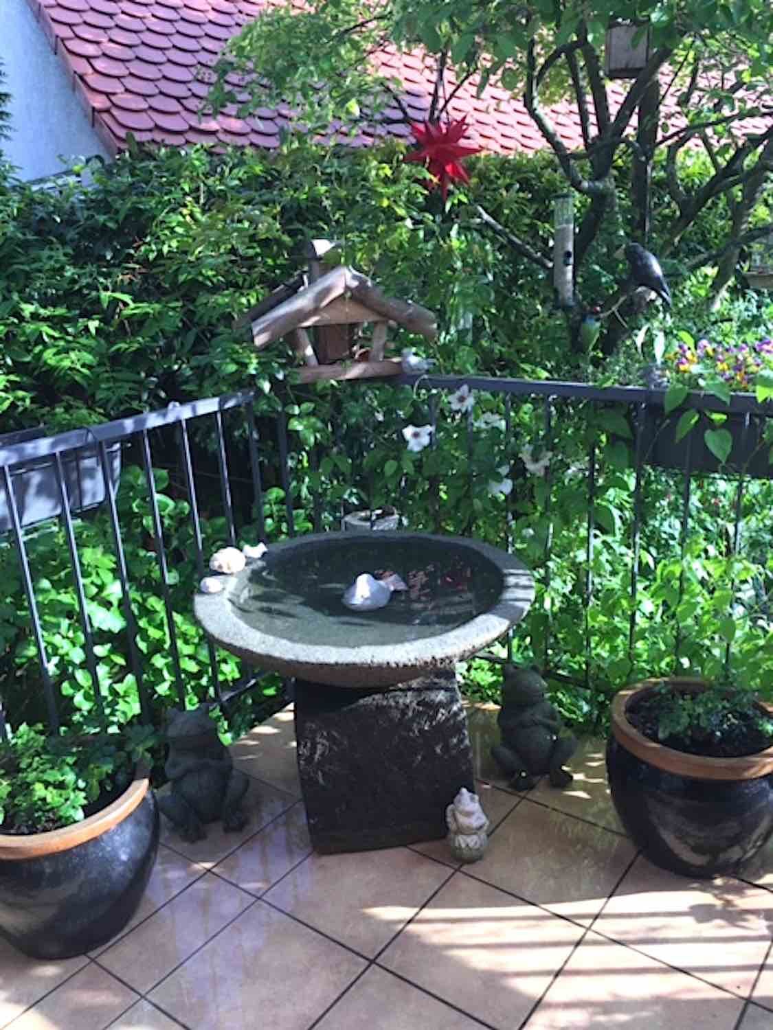 Frankfurt/Main: Steinschale LOTUS 75 cm und Podest, beides aus Naturstein Basanit, Steinmetzarbeit. Frankfurt/Main: Steinschale LOTUS 75 cm und Podest, beides aus Naturstein Basanit, Steinmetzarbeit.