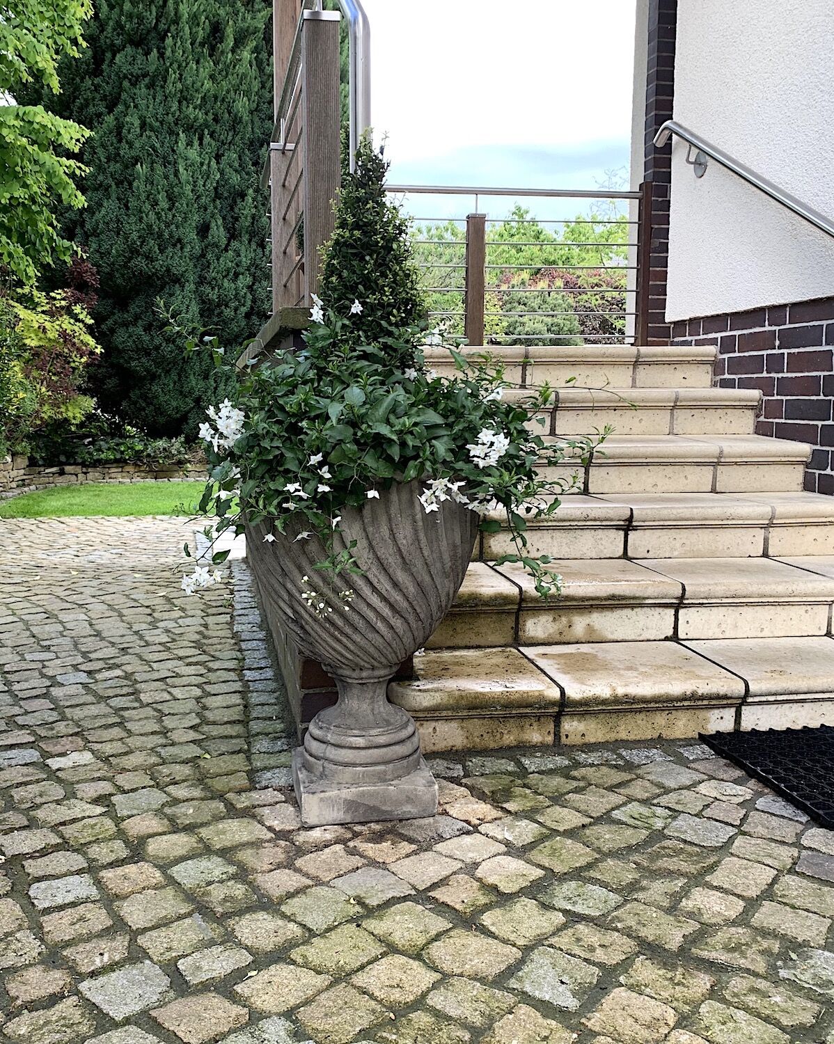 Falkensee b. Berlin: Pflanzgefäß RITORTO am Fuß einer Haustreppe Falkensee b. Berlin: Pflanzgefäß RITORTO am Fuß einer Haustreppe