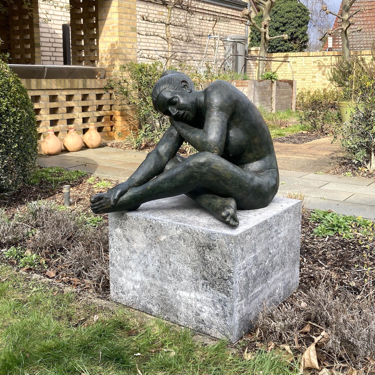 Schwielowsee: Bronzefigur EMILIA auf Steinpodest ARDESIA 60 60 40