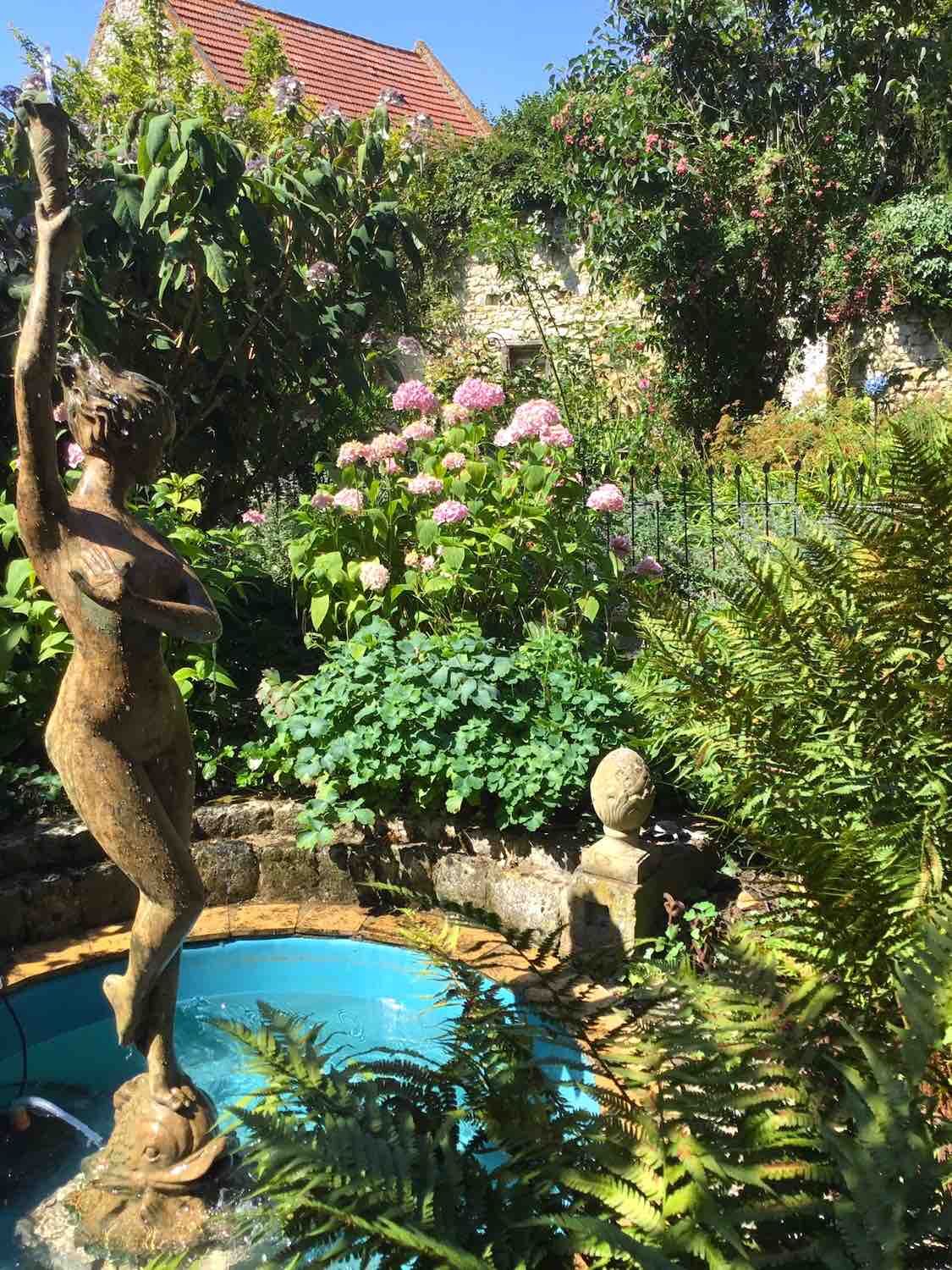 bei Alzey: Bronzewasserspeier AURORA neu in einem vorhandenen Wasserbecken. bei Alzey: Bronzewasserspeier AURORA neu in einem vorhandenen Wasserbecken.