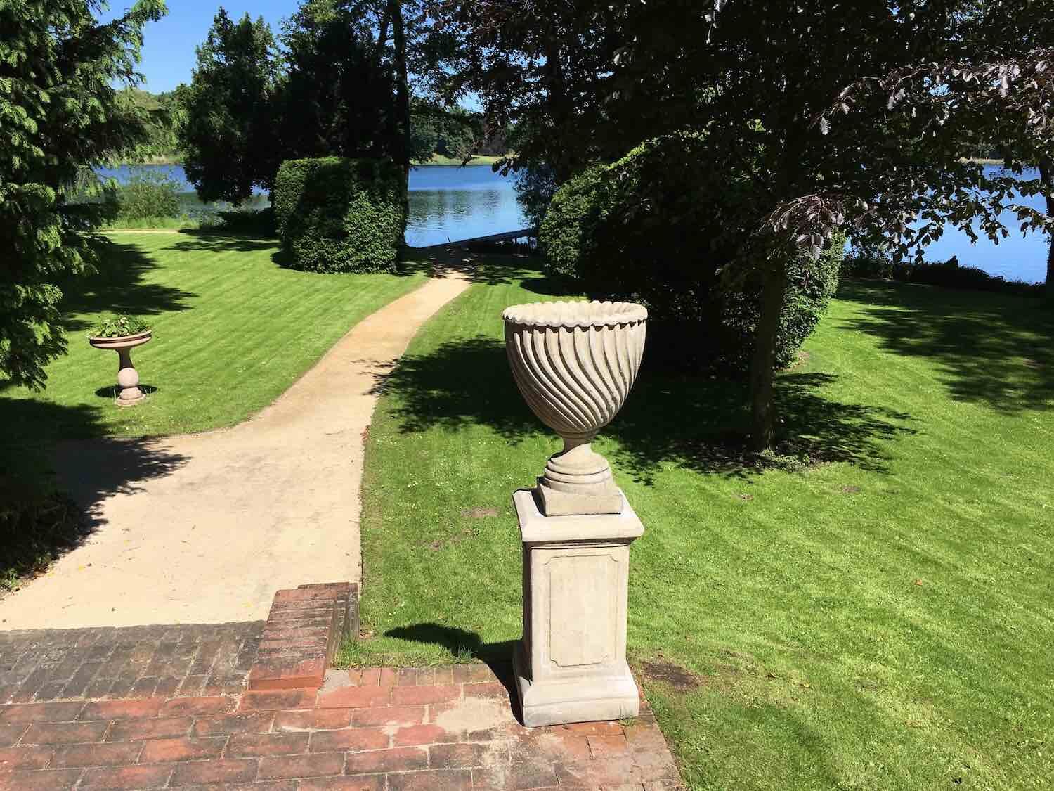 Potsdam: Vase RITORTO auf Podest HERKULES, patinierter Quarzsteinguss. Potsdam: Vase RITORTO auf Podest HERKULES, patinierter Quarzsteinguss.