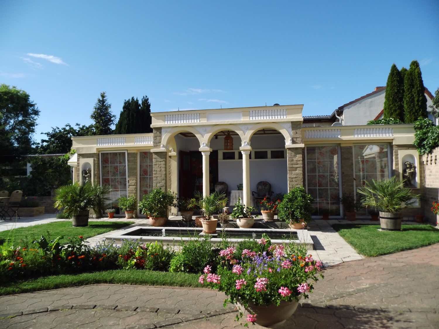 Ribnitz-Damgarten: Putten als Nischenfiguren in mediterran angelegtem Garten. Ribnitz-Damgarten: Putten als Nischenfiguren in mediterran angelegtem Garten.