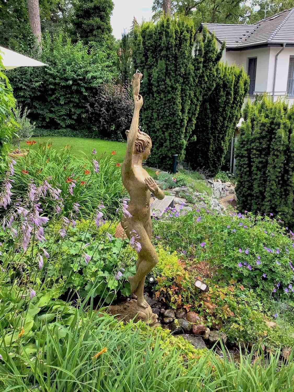 Falkensee: Wasserspeier AURORA im Bachbett eines Hanggartens. Falkensee: Wasserspeier AURORA im Bachbett eines Hanggartens.