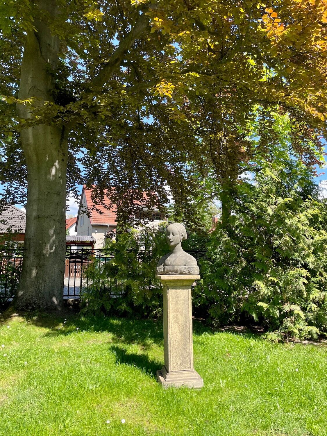 Falkensee, Berlin: Steinbüste IPPOLITA MARIA SFORZA auf Podest ATHENEUM (nicht mehr im Sortiment) Falkensee, Berlin: Steinbüste IPPOLITA MARIA SFORZA auf Podest ATHENEUM (nicht mehr im Sortiment)