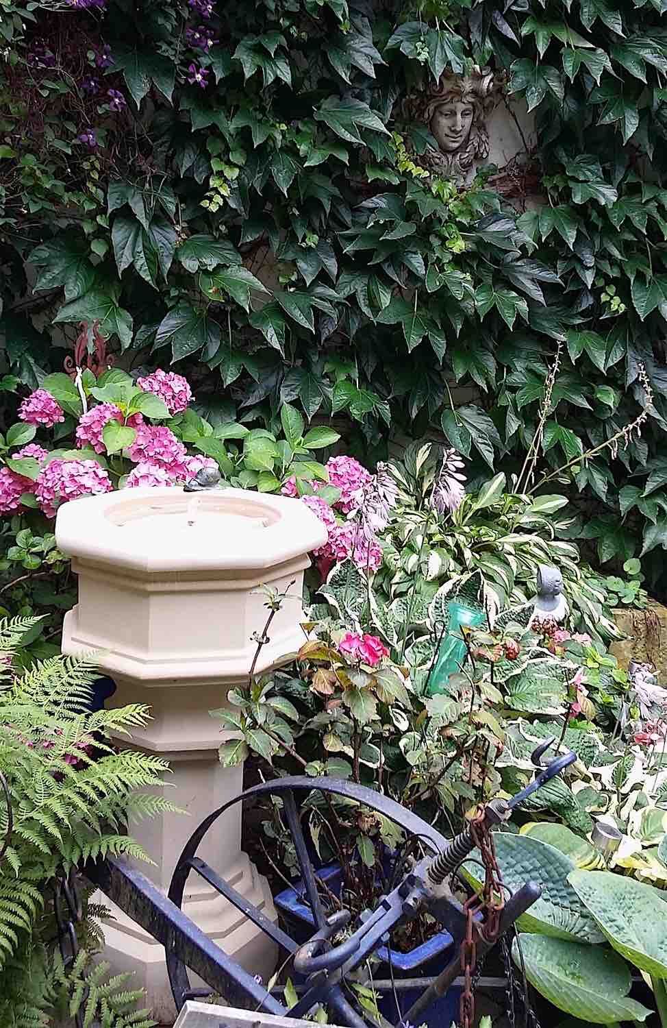 Alzey, Rheinland-Pfalz: Steinbrunnen ST. DENIS, Sandsteinguss.  Alzey, Rheinland-Pfalz: Steinbrunnen ST. DENIS, Sandsteinguss.