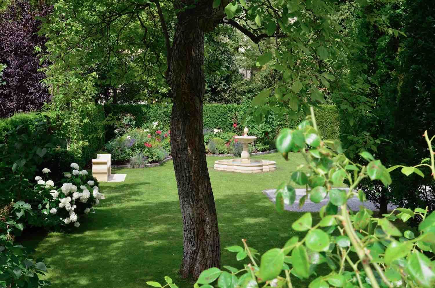 Potsdam: Brunnen PADUA, Steinbank PALLADIO. Reizvoll auch beim weitem Blick von der Terrasse. Potsdam: Brunnen PADUA, Steinbank PALLADIO. Reizvoll auch beim weitem Blick von der Terrasse.
