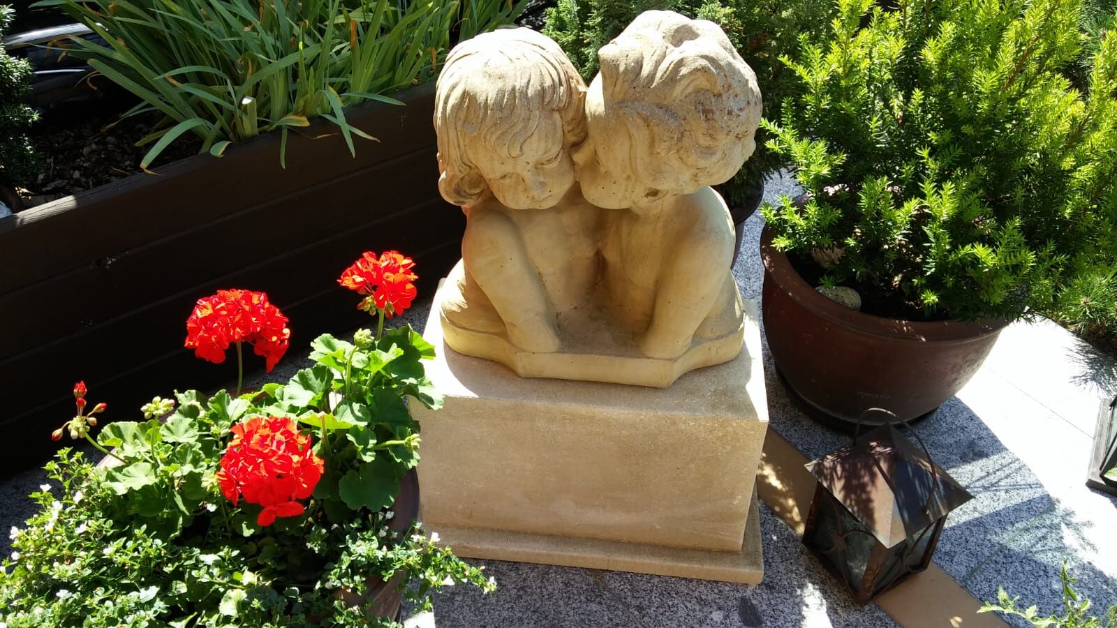 Wittstock/Prignitz: Kundenobjekt auf Podest, das als individuelle Auftragsarbeit aus Vicenza-Kalkstein erstellt wurde Wittstock/Prignitz: Kundenobjekt auf Podest, das als individuelle Auftragsarbeit aus Vicenza-Kalkstein erstellt wurde