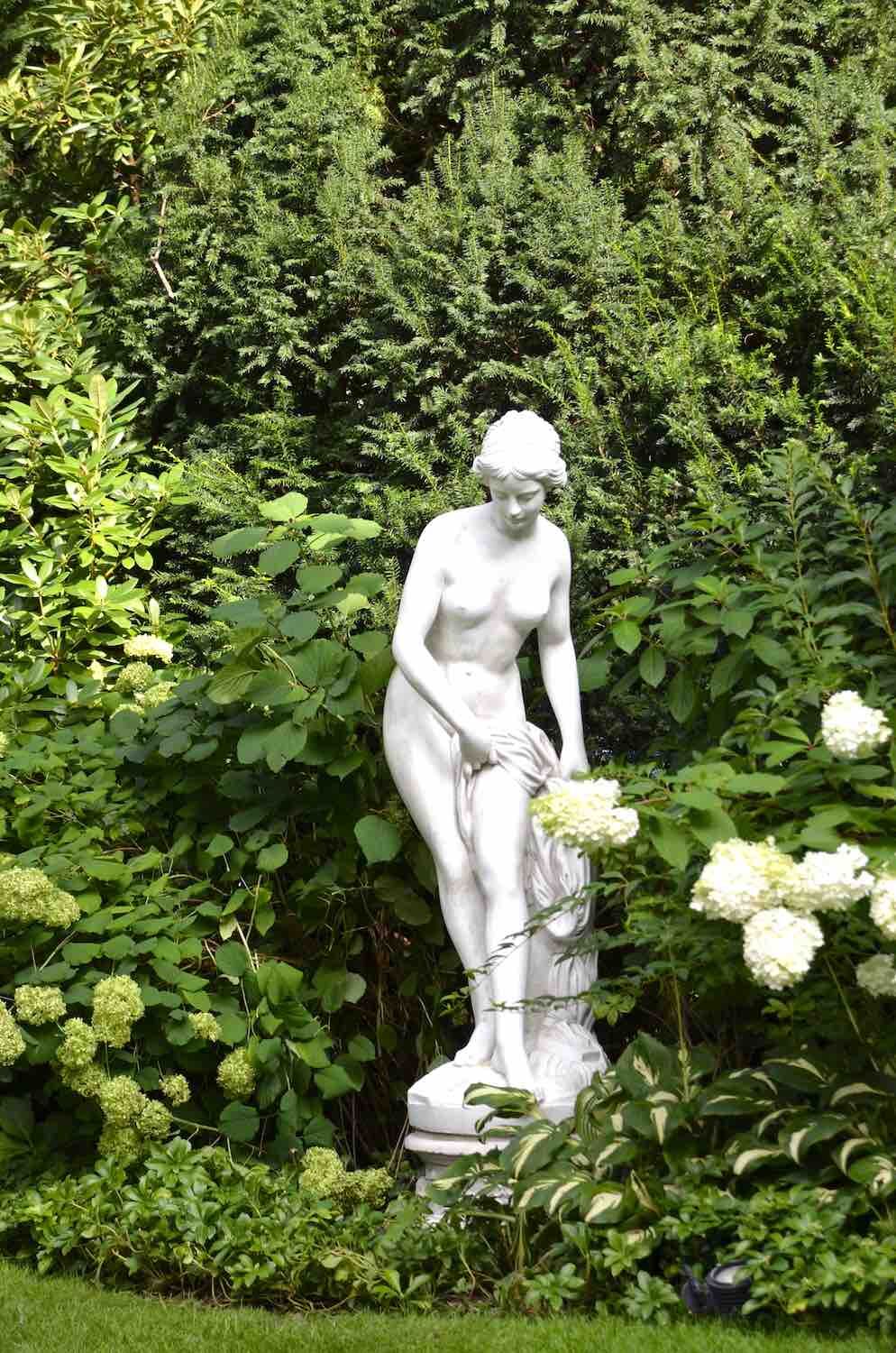 Berlin-Zehlendorf: Große Steinfigur BADENDE (nach Falconet).  Figur mit Podest, 1,90 m Berlin-Zehlendorf: Große Steinfigur BADENDE (nach Falconet).  Figur mit Podest, 1,90 m