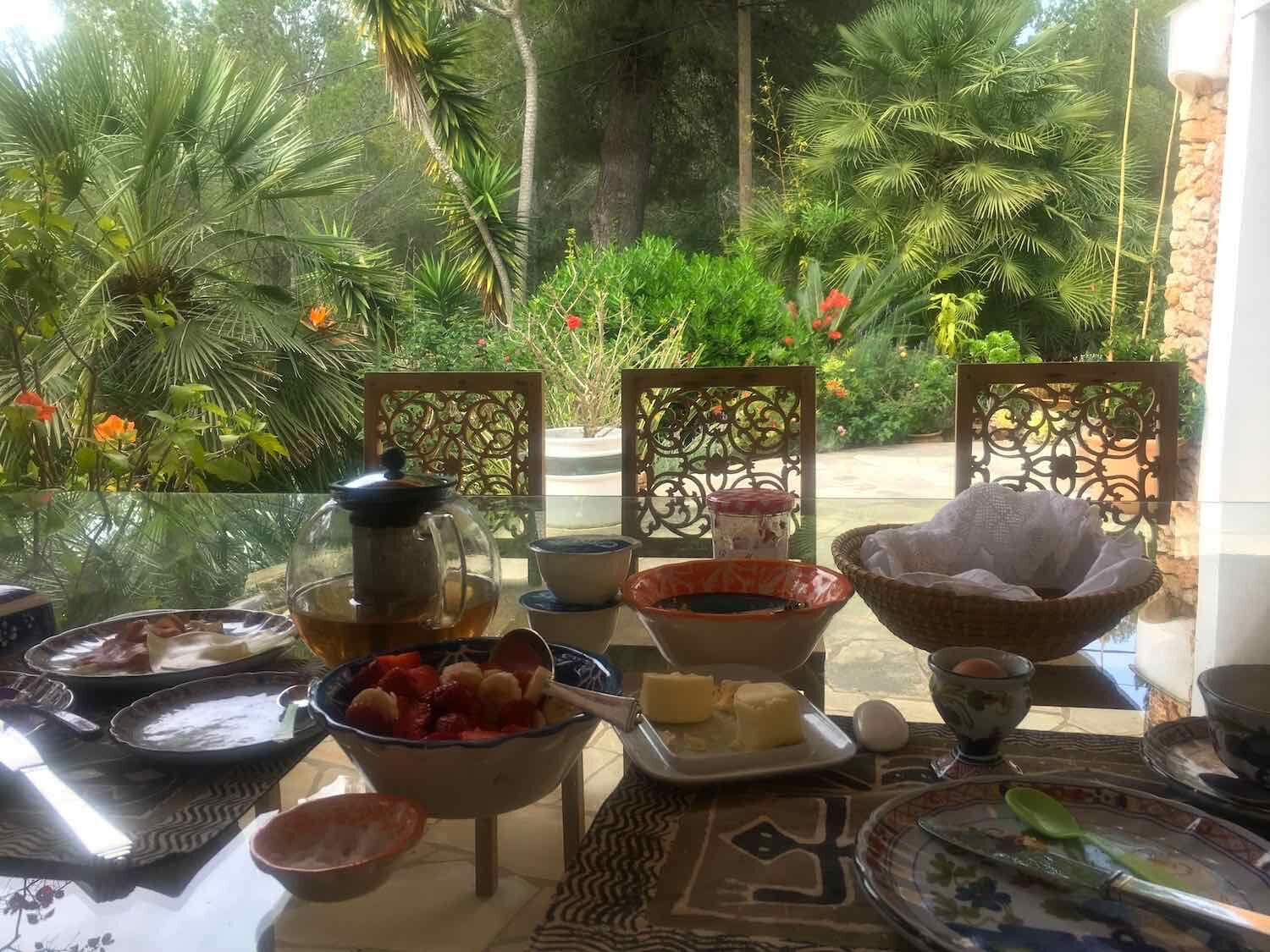 Frühstück auf Ibiza: die Steinbasen VOLUTE als Basis für einen traumhaften Blick. Frühstück auf Ibiza: die Steinbasen VOLUTE als Basis für einen traumhaften Blick.