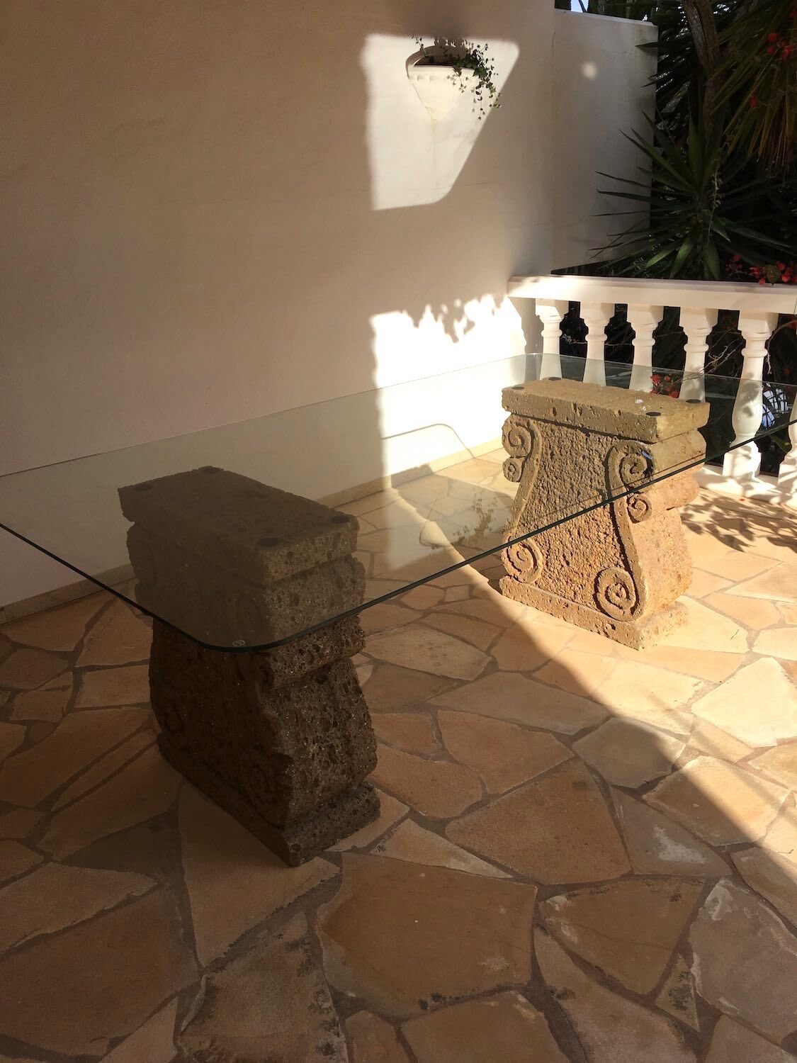 Ibiza: Prächtiger Platz in mediterraner Abendsonne mit den Steinbasen VOLUTE  Ibiza: Prächtiger Platz in mediterraner Abendsonne mit den Steinbasen VOLUTE