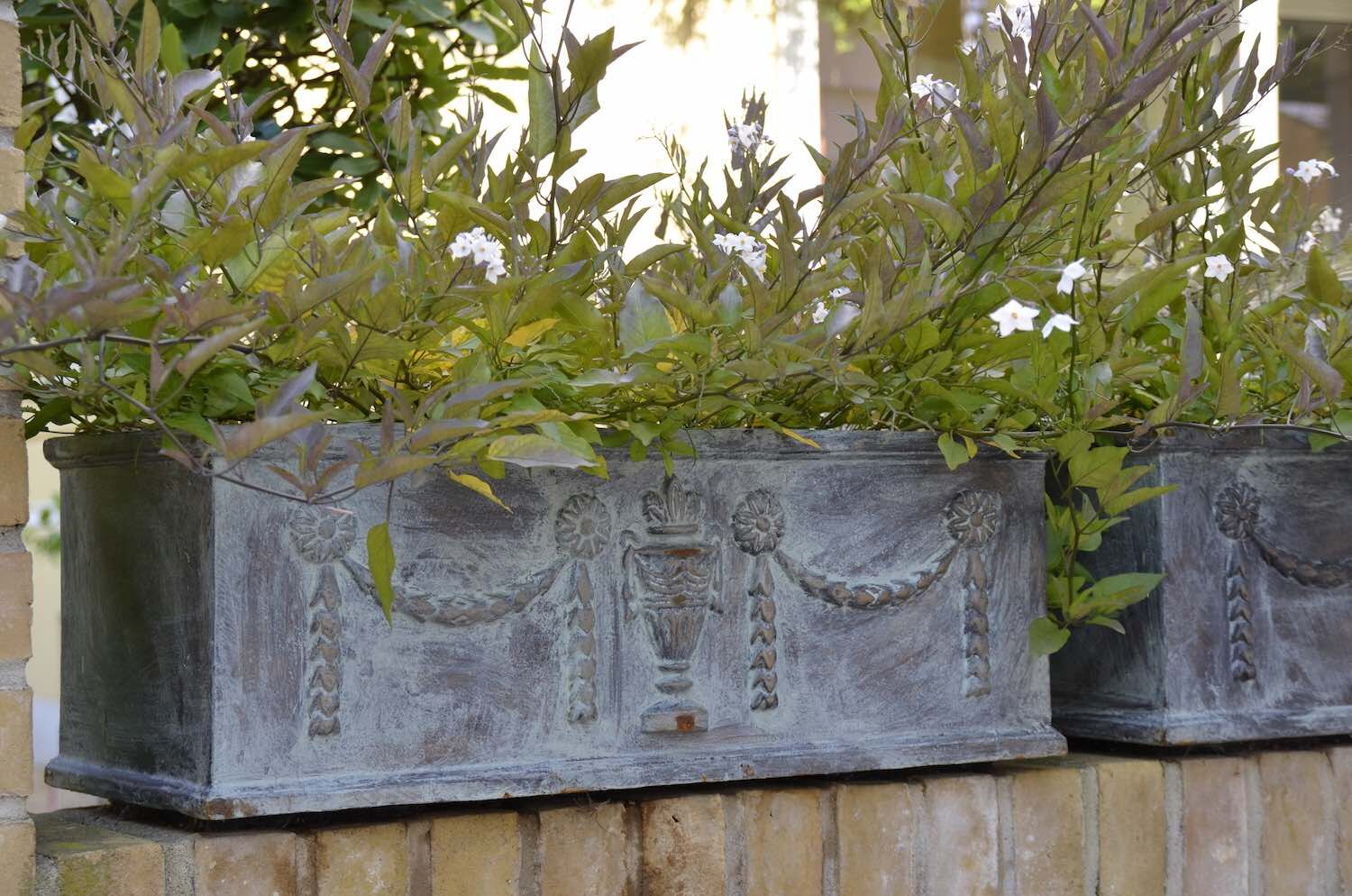 Potsdam: Die Pflanzkästen PHILIIPPE aus schwerem Gusseisen.. Potsdam: Die Pflanzkästen PHILIIPPE aus schwerem Gusseisen..