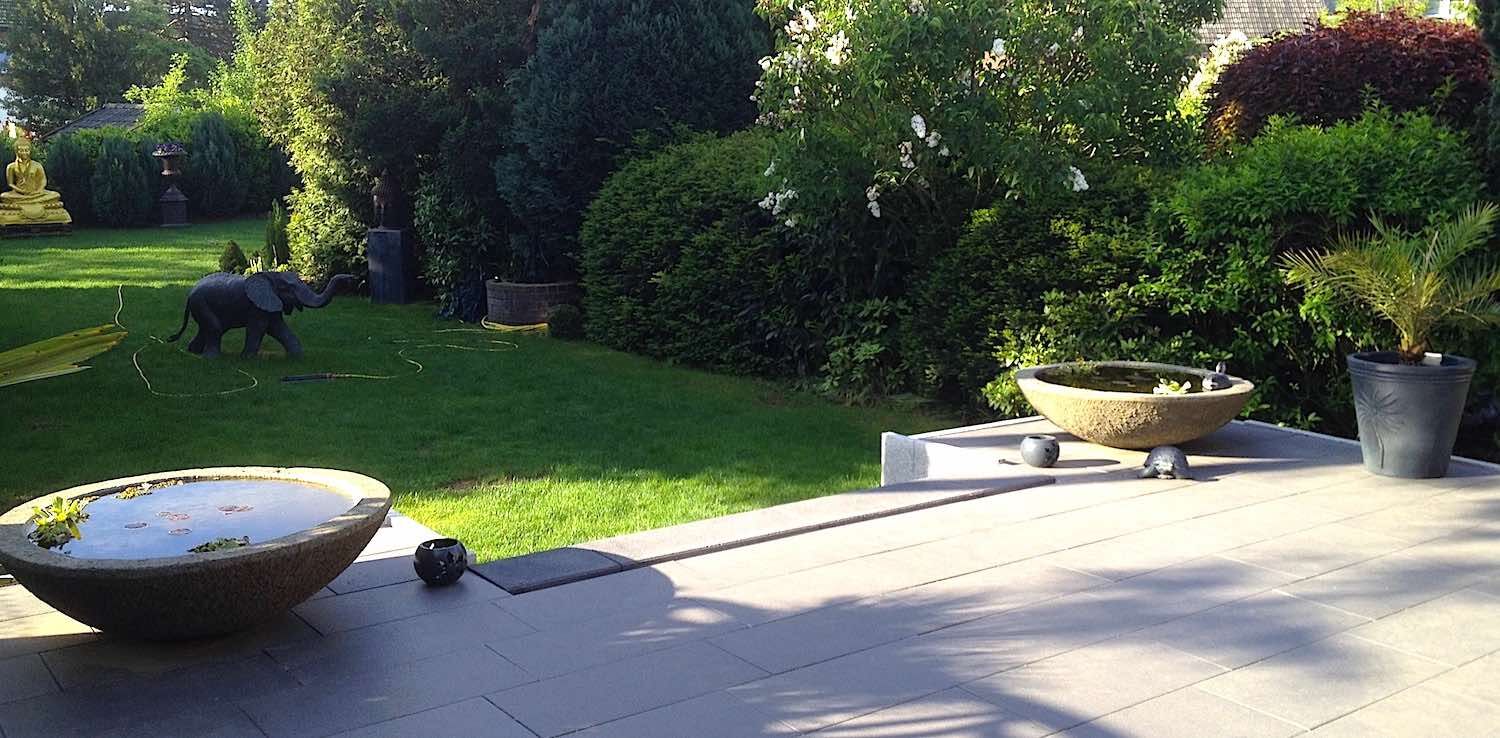 Willich/Niederrhein: Steinschalen LOTUS 125 mit  ø 125 cm, Gewicht je rd.  280  kg Willich/Niederrhein: Steinschalen LOTUS 125 mit  ø 125 cm, Gewicht je rd.  280  kg