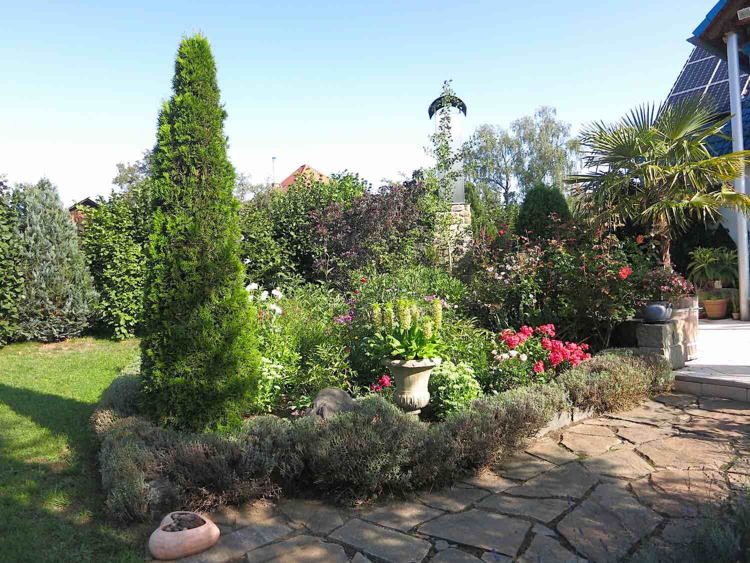 Plauen: Steinvase TOSCA in üppigem Garten Plauen: Steinvase TOSCA in üppigem Garten