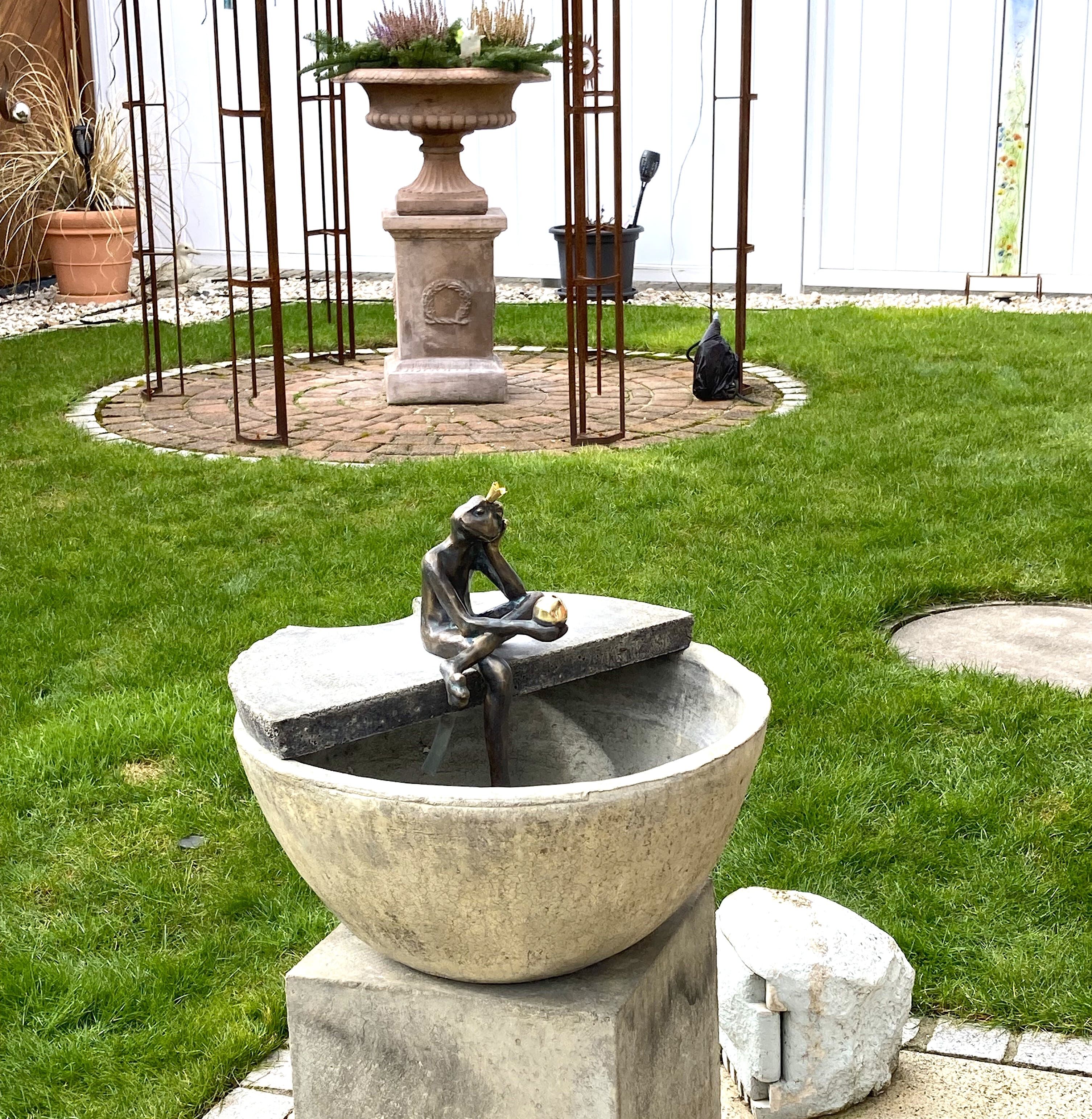 Großbeeren: Bronzewasserspeier ALBERT, Steinbrunnen BASE, BASIN