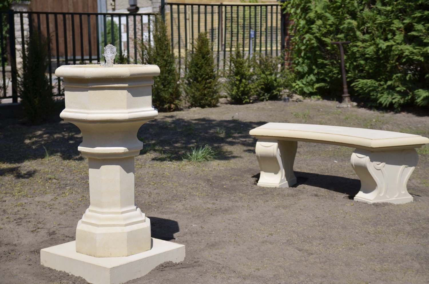 Caputh: Neu angelegter Garten, mit Steinbrunnen ST. DENIS und Bank LYRA, Sandsteinguss. Caputh: Neu angelegter Garten, mit Steinbrunnen ST. DENIS und Bank LYRA, Sandsteinguss.