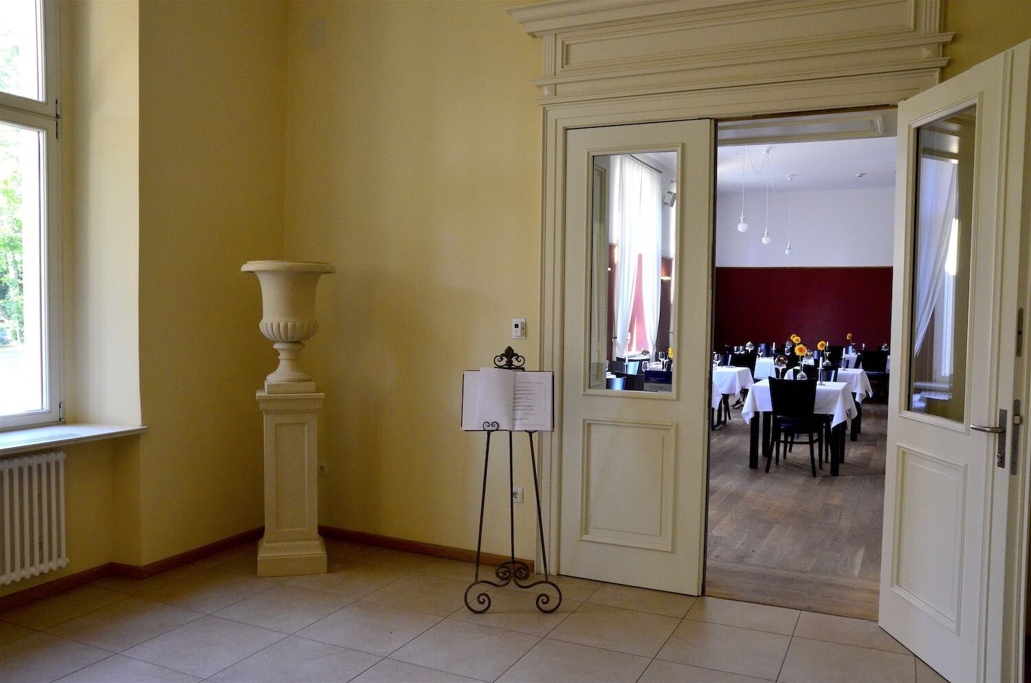 Schloss Ribbeck in Havelland: Steinvase v. RIBBECK, Podest 30, Sandsteinguss. Am Eingang zum Restaurant. Schloss Ribbeck in Havelland: Steinvase v. RIBBECK, Podest 30, Sandsteinguss. Am Eingang zum Restaurant.