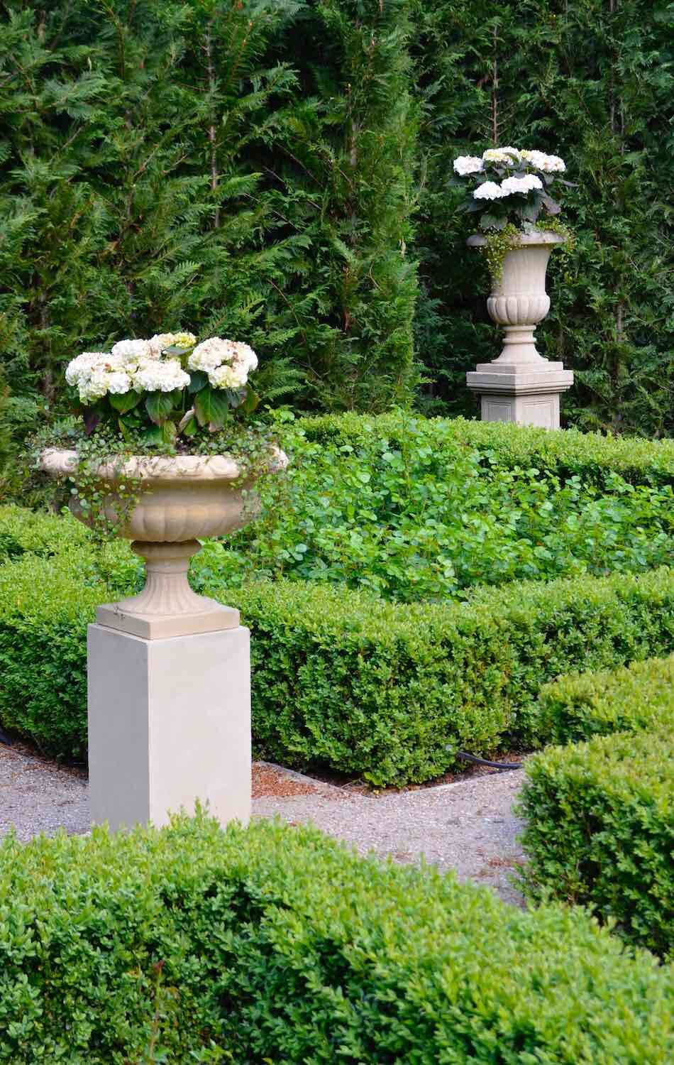 Berlin: diverse Steinvasen und Podeste aus englischem Sandsteinguss.  Berlin: diverse Steinvasen und Podeste aus englischem Sandsteinguss.