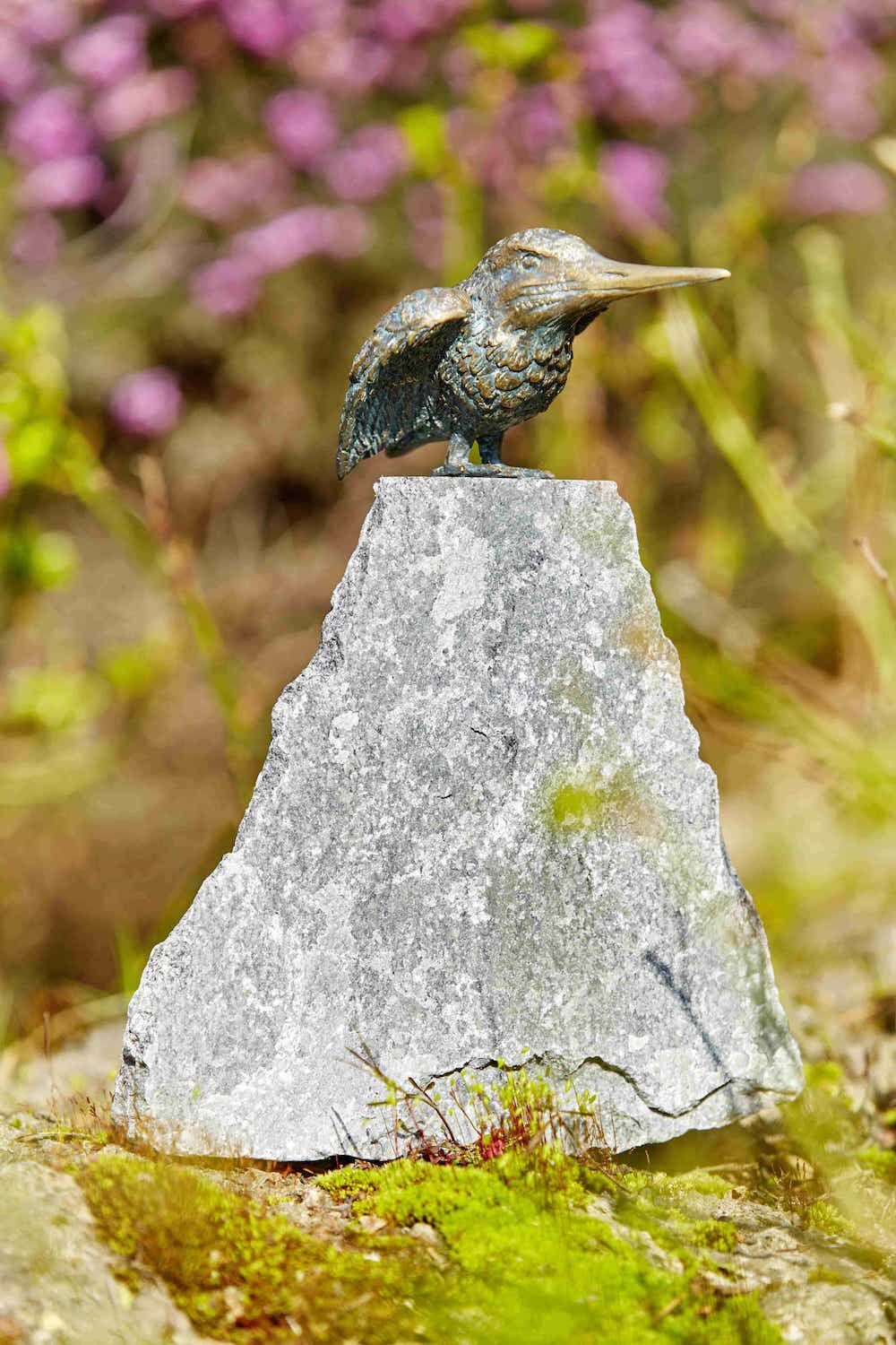 Bronzefigur Vogel EISVOGEL FILOS auf Granitstein